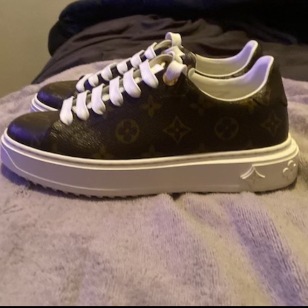 Women Louis Vuitton Sneakers (Authentic) Size 37